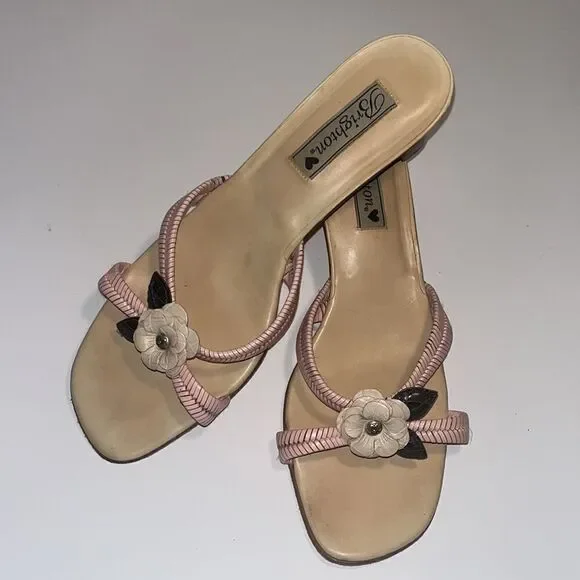 Vintage Brighton leather 2” sandals w/ flower motifs. - Picture 5 of 5